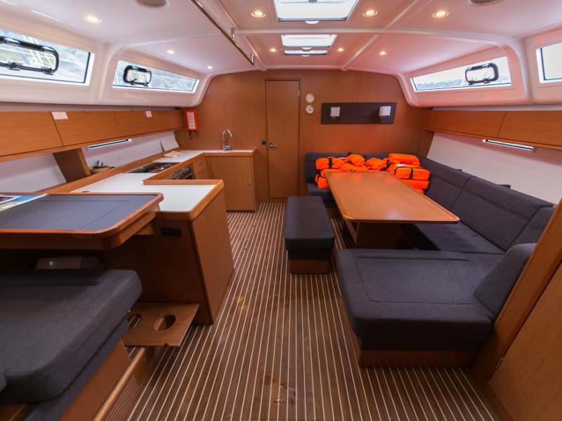 Book yachts online - sailboat - Bavaria Cruiser 51 - Lippi - rent