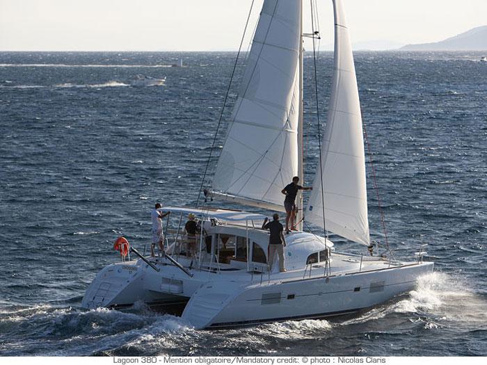 Book yachts online - catamaran - Lagoon 380 - Montaigne - rent