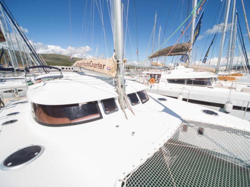 Book yachts online - catamaran - Lipari 41 - Happy - rent