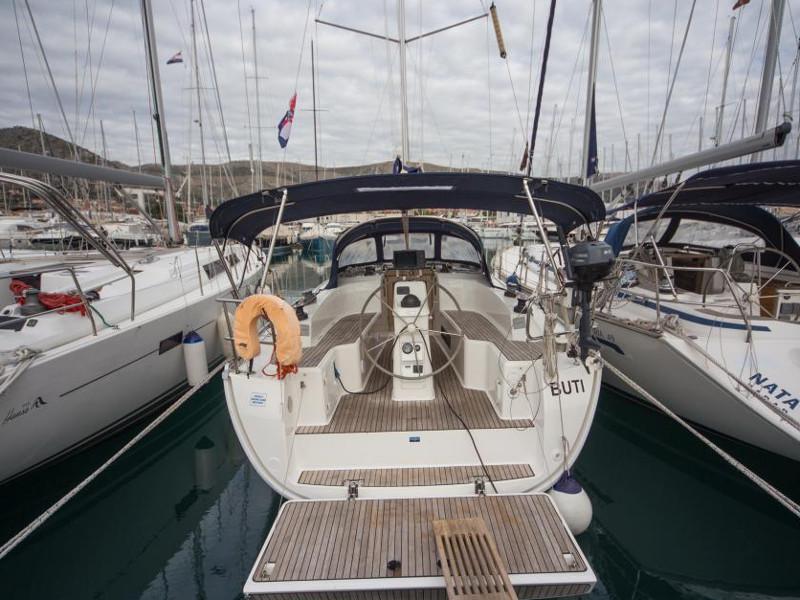 Book yachts online - sailboat - Bavaria Cruiser 33 (4) - Buti - rent