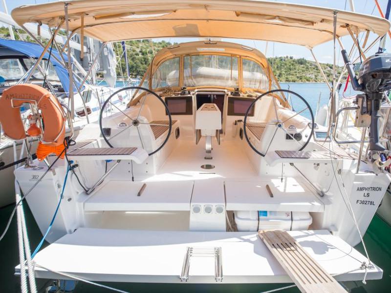 Book yachts online - sailboat - Dufour 382 Grand Large - Amphytrion - rent