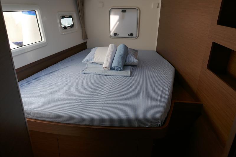 Book yachts online - catamaran - Lagoon 42 - Coral Seas - rent