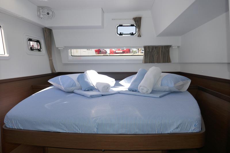 Book yachts online - catamaran - Lagoon 42 - Coral Seas - rent