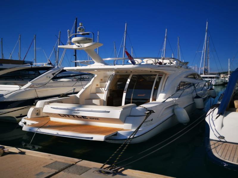 Book yachts online - motorboat - Sealine F34 - Little One - rent