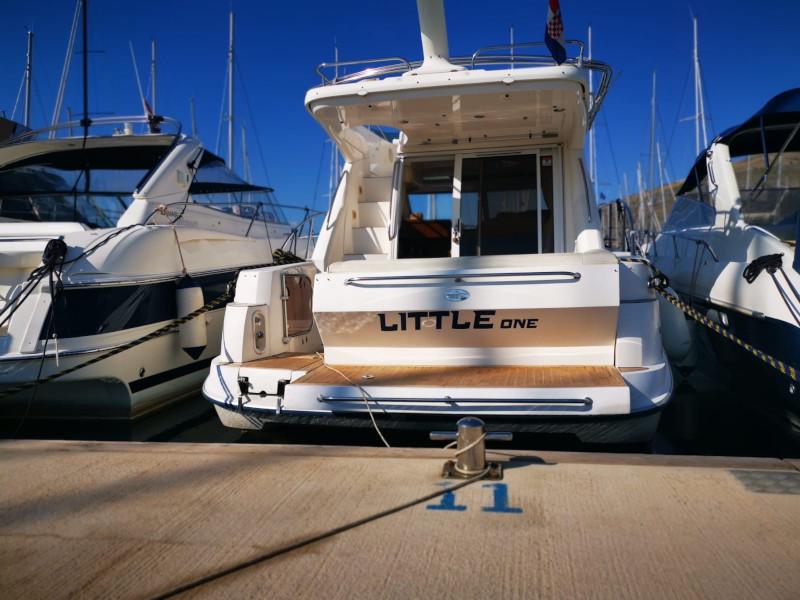 Book yachts online - motorboat - Sealine F34 - Little One - rent