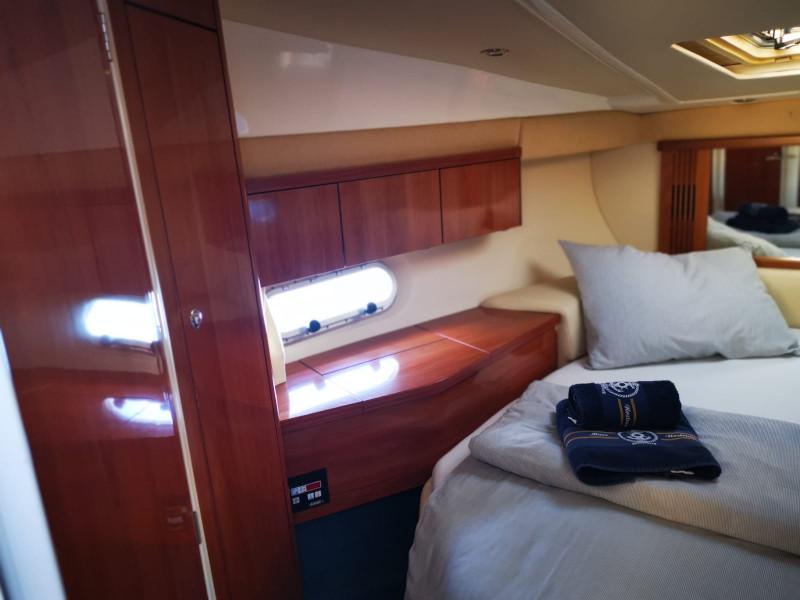 Book yachts online - motorboat - Sealine F34 - Little One - rent