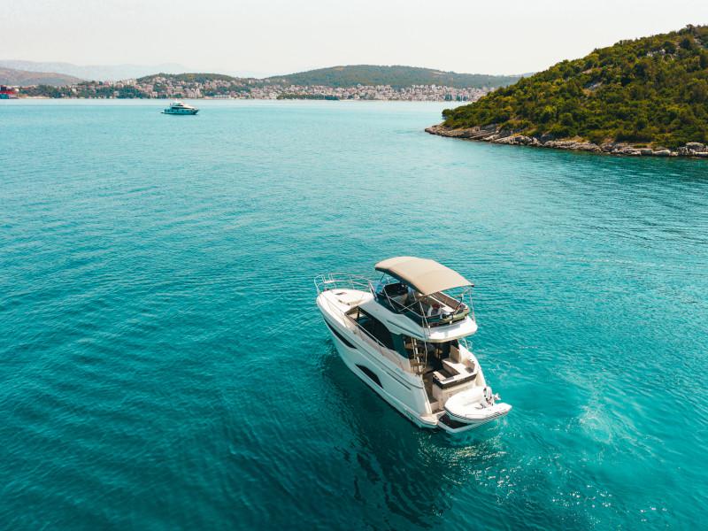 Book yachts online - motorboat - Bavaria R40 FLY - Borimir - rent