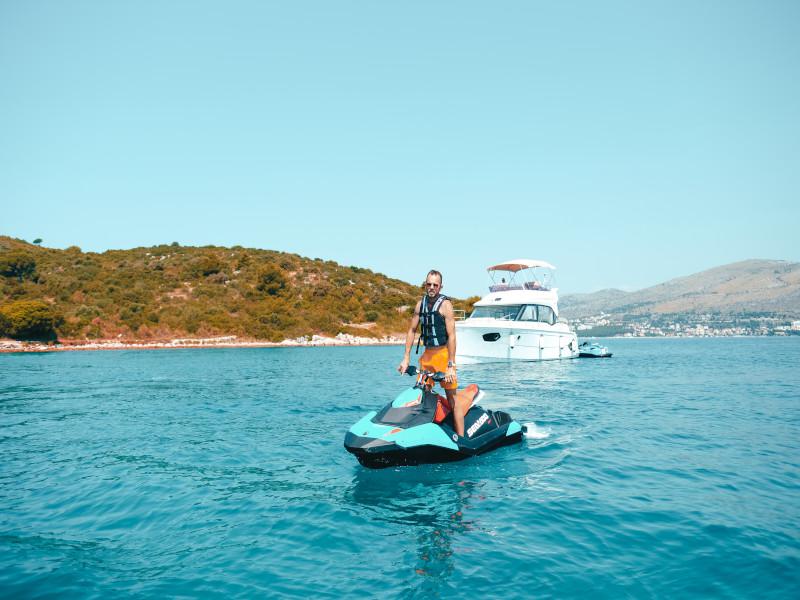 Book yachts online - motorboat - Bavaria R40 FLY - Borimir - rent