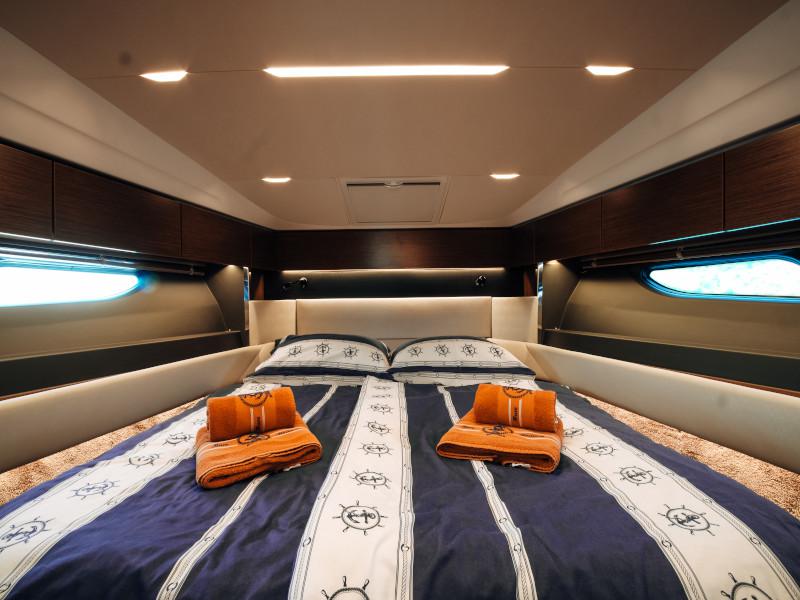 Book yachts online - motorboat - Bavaria R40 FLY - Borimir - rent