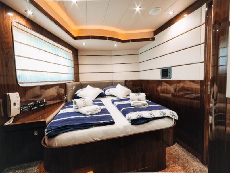 Book yachts online - motorboat - Elegance 60 Fly - Lifestyle 1 - rent
