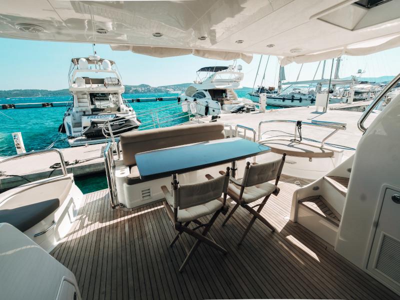 Book yachts online - motorboat - Elegance 60 Fly - Lifestyle 1 - rent