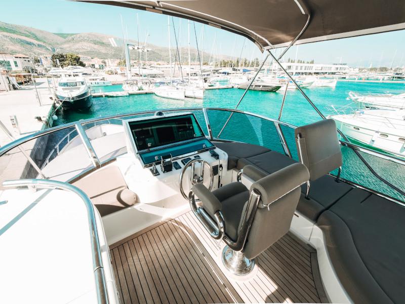 Book yachts online - motorboat - Elegance 60 Fly - Lifestyle 1 - rent