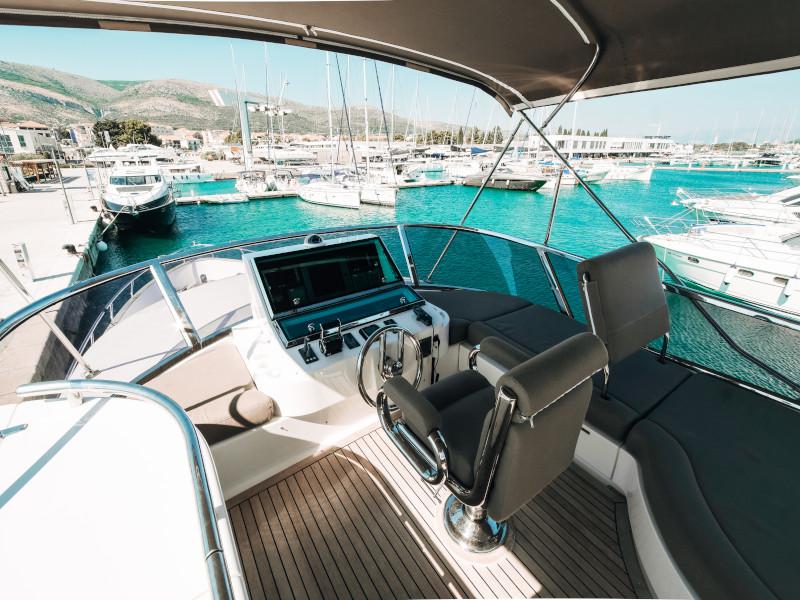 Book yachts online - motorboat - Elegance 60 Fly - Lifestyle 1 - rent