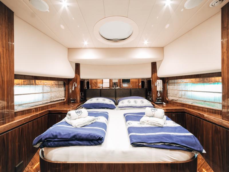 Book yachts online - motorboat - Elegance 60 Fly - Lifestyle 1 - rent