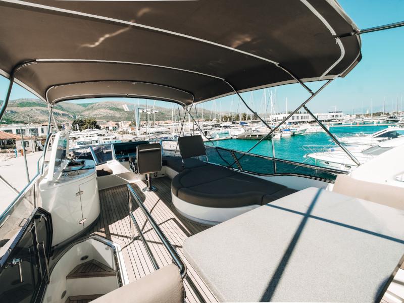 Book yachts online - motorboat - Elegance 60 Fly - Lifestyle 1 - rent