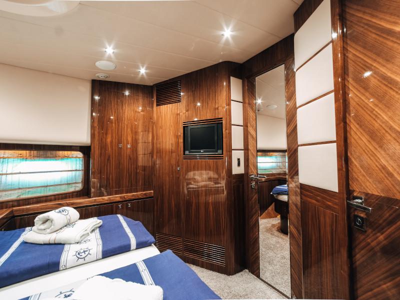 Book yachts online - motorboat - Elegance 60 Fly - Lifestyle 1 - rent