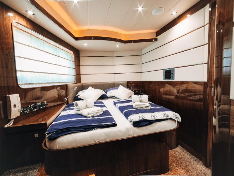 Book yachts online - motorboat - Elegance 60 Fly - Lifestyle 1 - rent