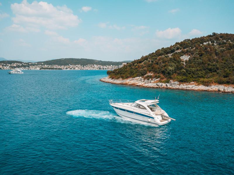 Book yachts online - motorboat - Bavaria 42 HT - HELENA V - rent