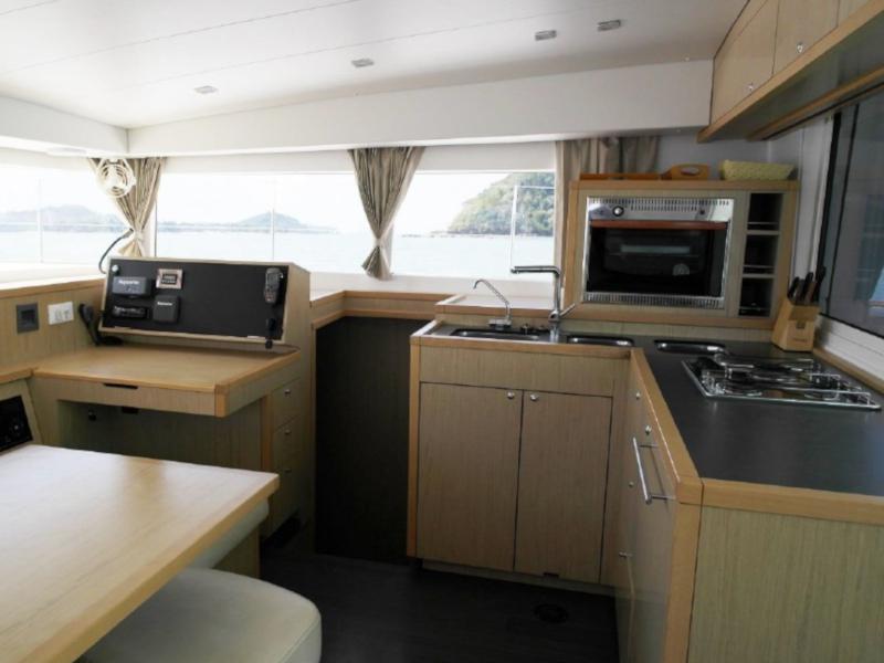 Book yachts online - catamaran - Lagoon 400 S2 - Helios - rent