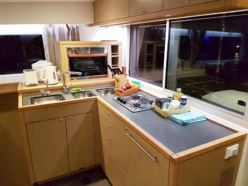 Book yachts online - catamaran - Lagoon 400 S2 - Helios - rent