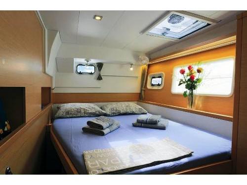 Book yachts online - catamaran - Lagoon 400 S2 - Naya - rent