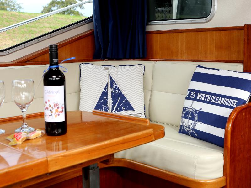 Book yachts online - motorboat - Pedro Solano 33 - Callisto - rent