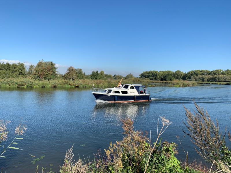 Book yachts online - motorboat - Pedro 800 - Austalis - rent