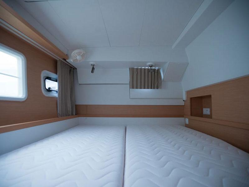 Book yachts online - catamaran - Lagoon 400 S2 - Lady Dom - rent