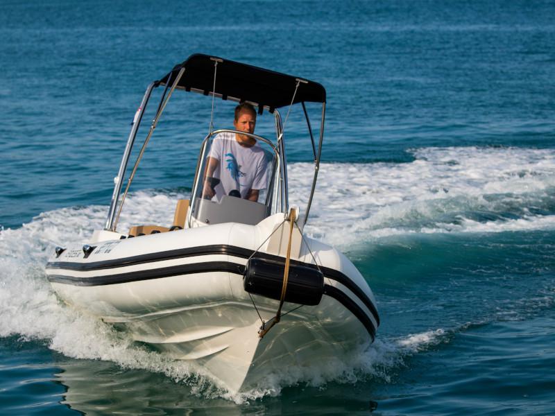 Book yachts online - motorboat - TEMPEST 600 + Honda 115 - CAPELLI - rent