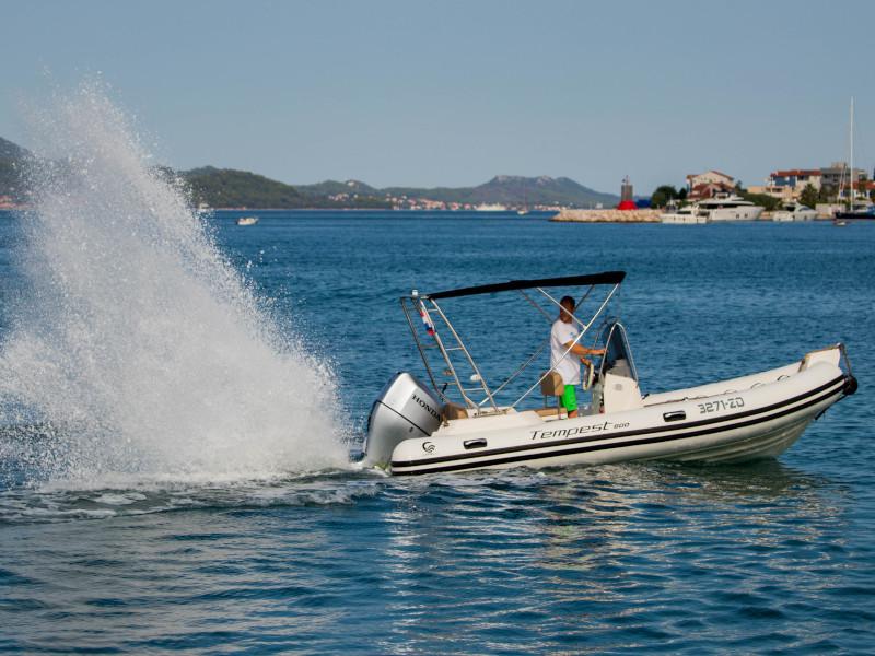 Book yachts online - motorboat - TEMPEST 600 + Honda 115 - CAPELLI - rent