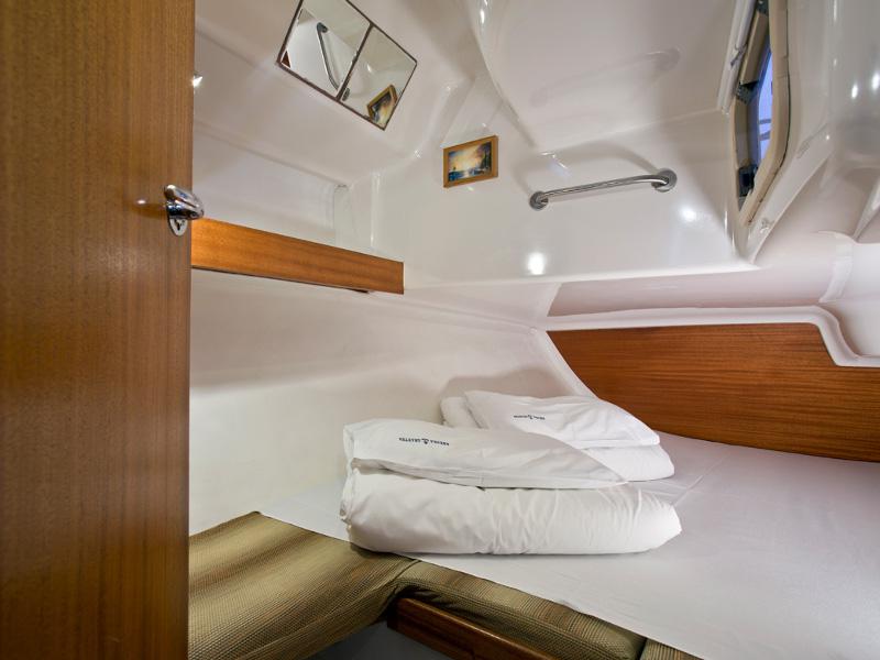 Book yachts online - sailboat - Delphia 37 - LA PASSION DU VIN - rent
