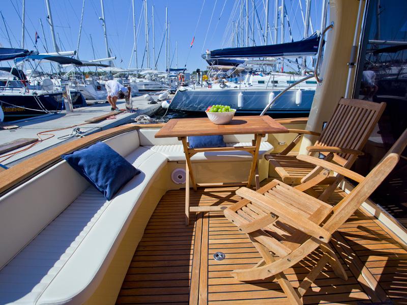 Book yachts online - motorboat - Marco Polo 12 - RED BULL - rent