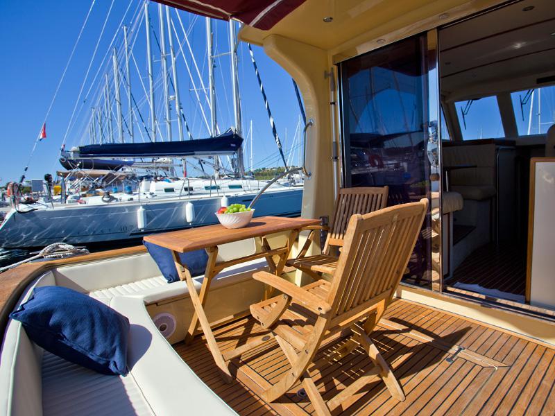 Book yachts online - motorboat - Marco Polo 12 - RED BULL - rent