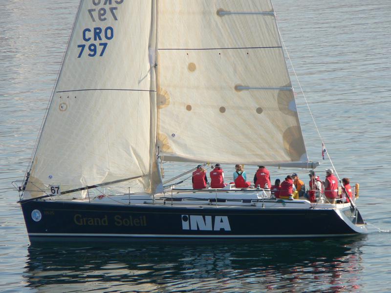 Book yachts online - sailboat - Grand Soleil 40 R - STRIBOR - rent