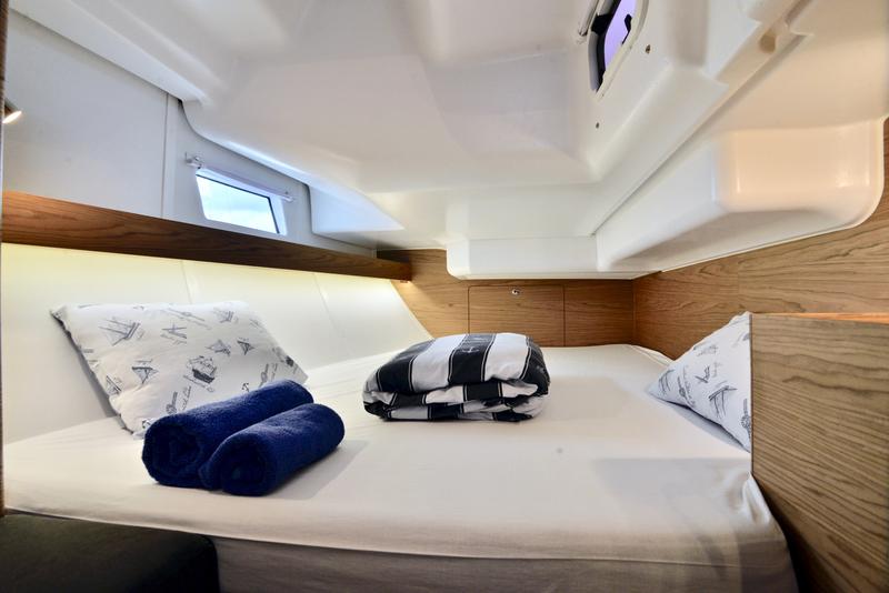 Book yachts online - sailboat - Elan 40 Impression - BLACK PANTHER - rent