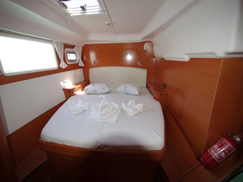Book yachts online - catamaran - Lagoon 440 - Victoria - rent