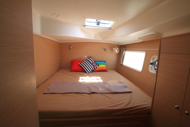 Book yachts online - catamaran - Lagoon 380 S2 - Meridian - rent