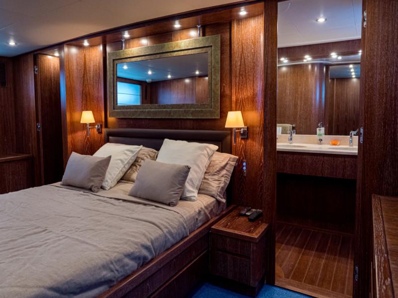 Book yachts online - motorboat - Cantieri di Pisa Akhir 85 - Maestrale - rent