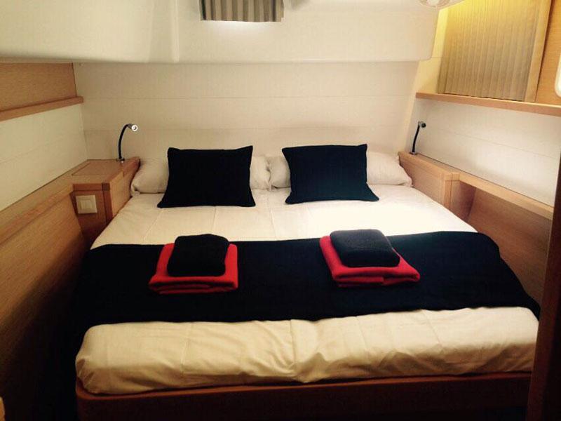 Book yachts online - catamaran - Lagoon 450  Flybridge Owner Version - Madrigal V - rent