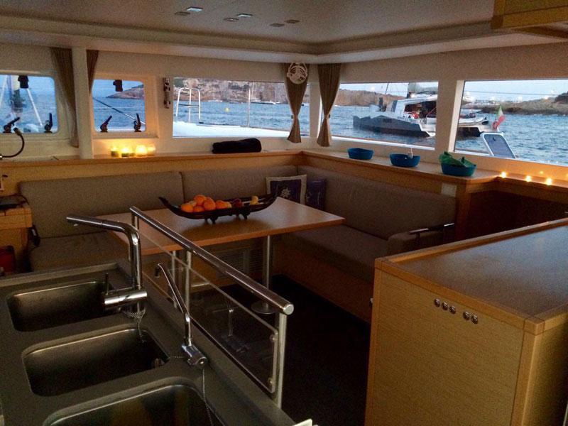 Book yachts online - catamaran - Lagoon 450  Flybridge Owner Version - Madrigal V - rent