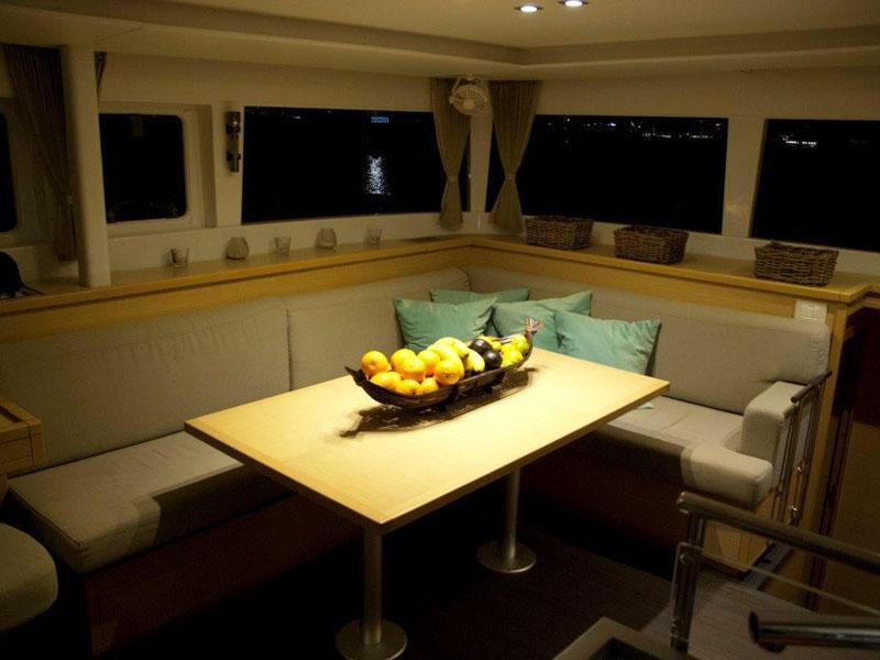 Book yachts online - catamaran - Lagoon 450  Flybridge Owner Version - Madrigal V - rent