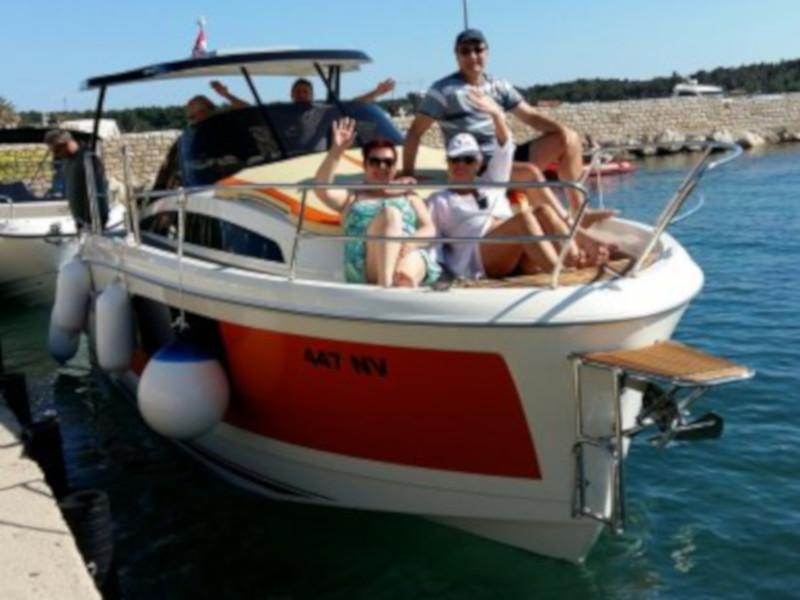 Book yachts online - motorboat - Balt 818 Titanium - Valentina - rent