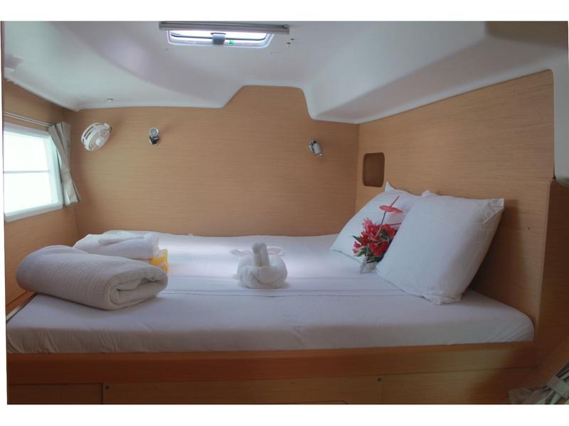 Book yachts online - catamaran - Lagoon 380 - Isaphil - rent
