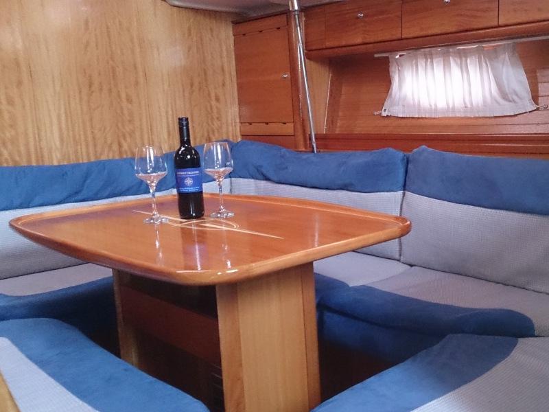 Book yachts online - sailboat - Bavaria 39 Cruiser - Larolau - rent