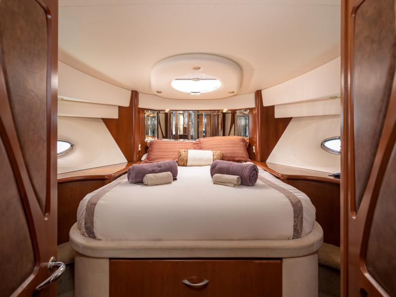 Book yachts online - motorboat - Silverton Ovation 52 - Life of Riley - rent