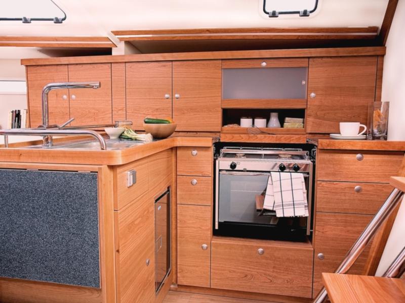 Book yachts online - sailboat - Hanse 430e - Divine Caroline - rent