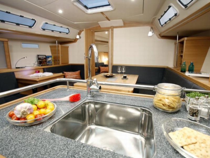 Book yachts online - sailboat - Hanse 430e - Divine Caroline - rent