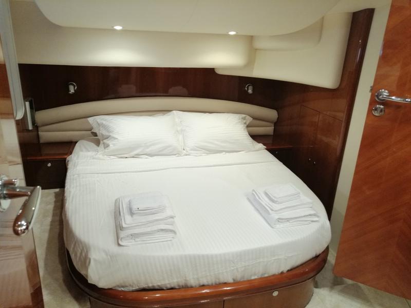 Book yachts online - motorboat - Princess 61 - Allegria - rent