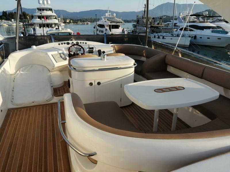 Book yachts online - motorboat - Princess 61 - Allegria - rent