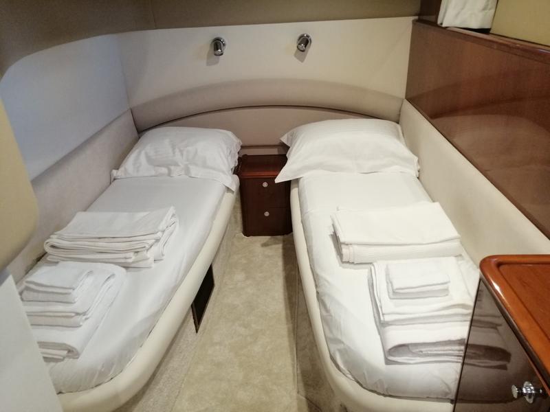Book yachts online - motorboat - Princess 61 - Allegria - rent